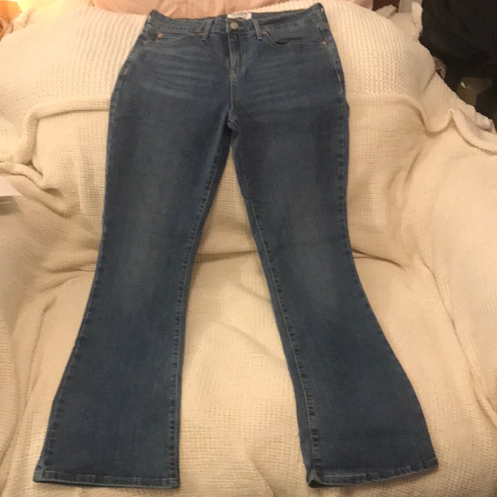 Denizen Levi’s women’s Jeans.Size These jeans are mid rise bootcut.12M 31x32.